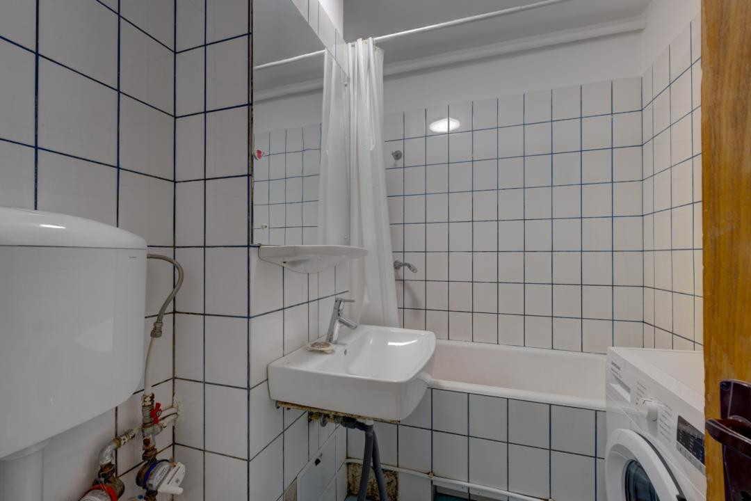 Garsoniera cocheta, gata de mutat, la 500 metrii distanta de statia de metrou.