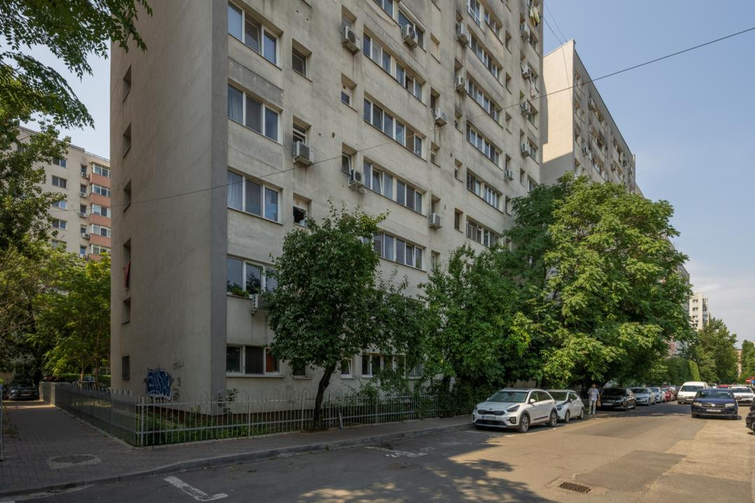 Garsoniera cocheta, gata de mutat, la 500 metrii distanta de statia de metrou.