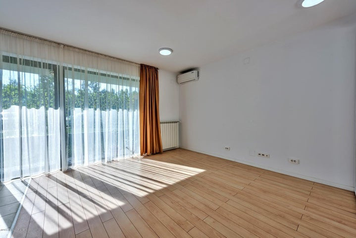 Garsoniera cu curte individuala in Poseidon Residence