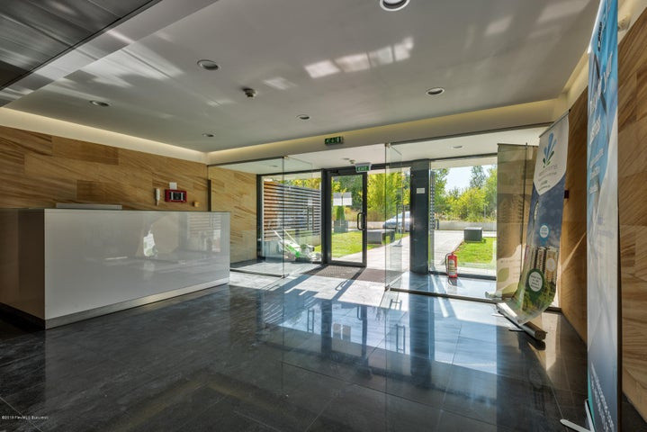 Garsoniera cu curte individuala in Poseidon Residence
