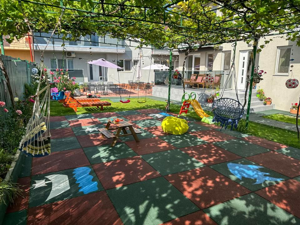 Mamaia-Sat/Pensiune cu 13 camere la cheie/Investiție/Venit imediat garantat 