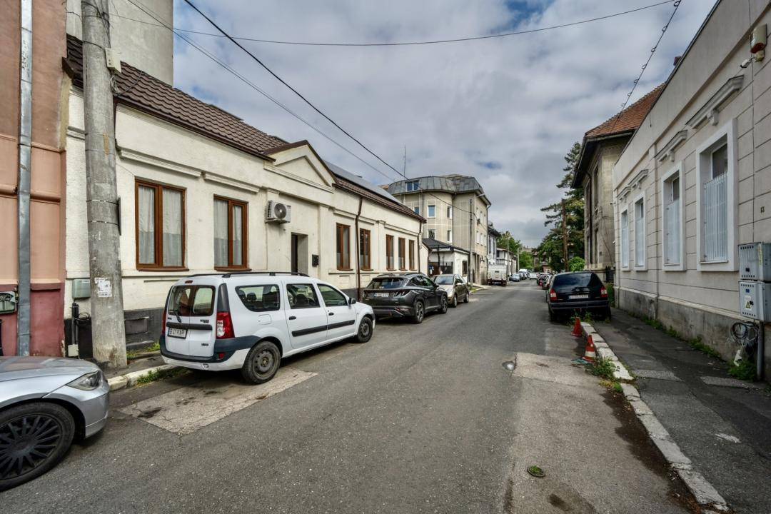 In Cartierul Evreiesc, casa 3 camere pivnita si mansarda open space.