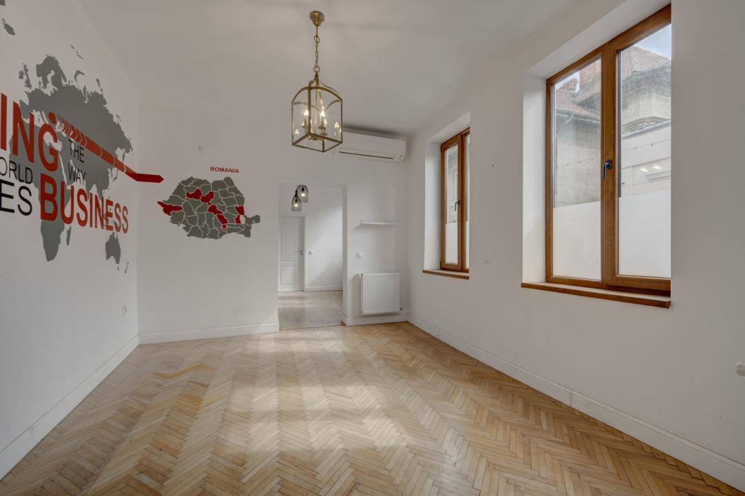 In Cartierul Evreiesc, casa 3 camere pivnita si mansarda open space.