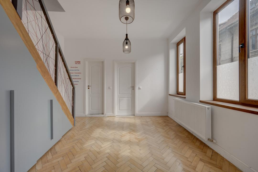 In Cartierul Evreiesc, casa 3 camere pivnita si mansarda open space.