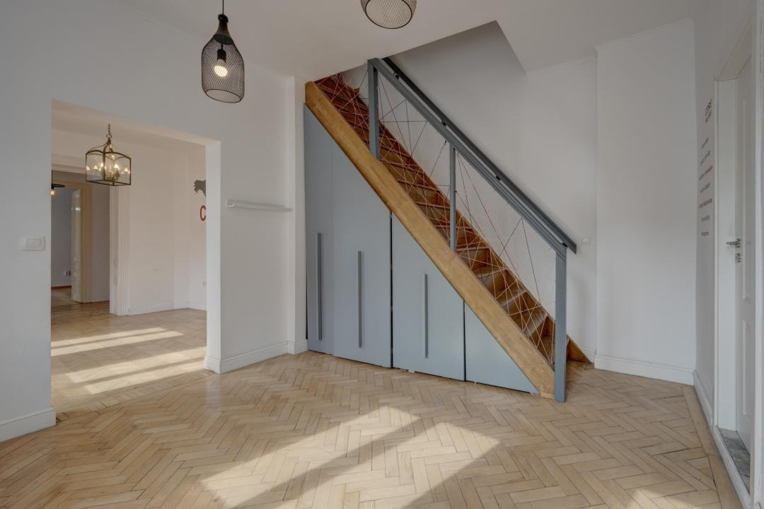 In Cartierul Evreiesc, casa 3 camere pivnita si mansarda open space.
