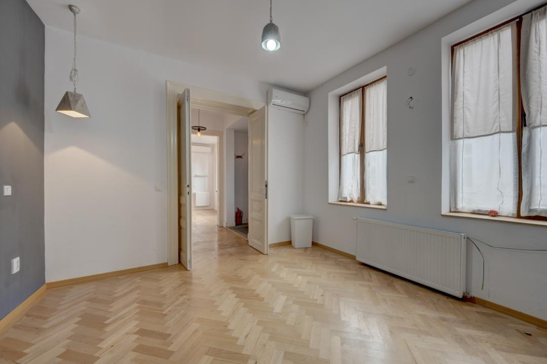 In Cartierul Evreiesc, casa 3 camere pivnita si mansarda open space.