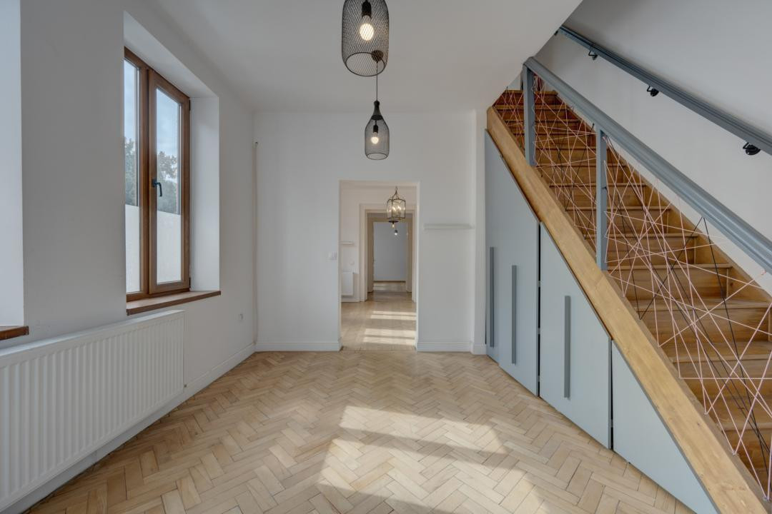 In Cartierul Evreiesc, casa 3 camere pivnita si mansarda open space.