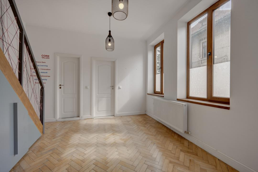 In Cartierul Evreiesc, casa 3 camere pivnita si mansarda open space.