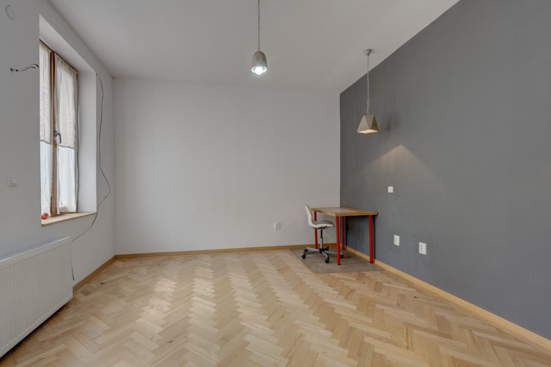 In Cartierul Evreiesc, casa 3 camere pivnita si mansarda open space.