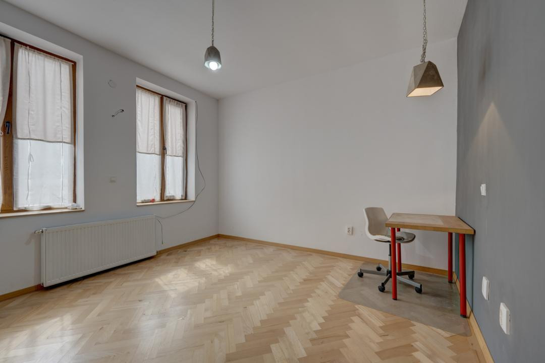 In Cartierul Evreiesc, casa 3 camere pivnita si mansarda open space.