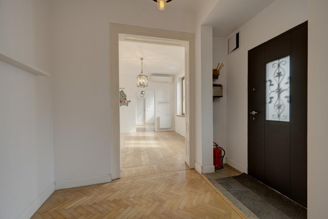 In Cartierul Evreiesc, casa 3 camere pivnita si mansarda open space.