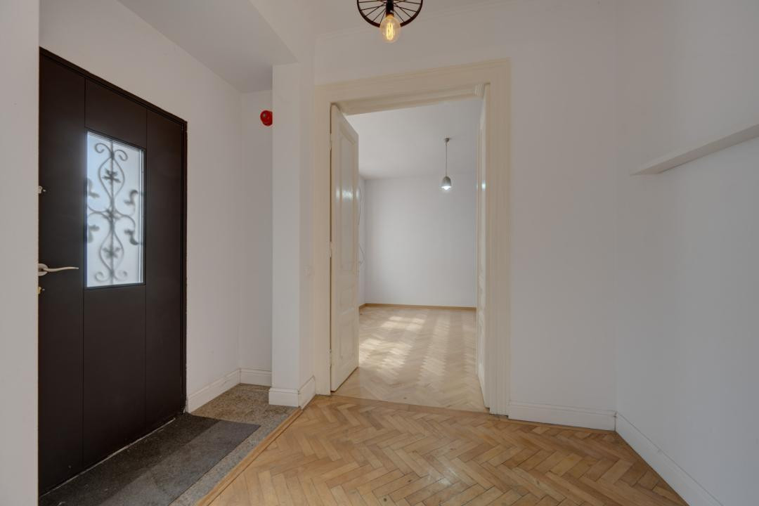 In Cartierul Evreiesc, casa 3 camere pivnita si mansarda open space.