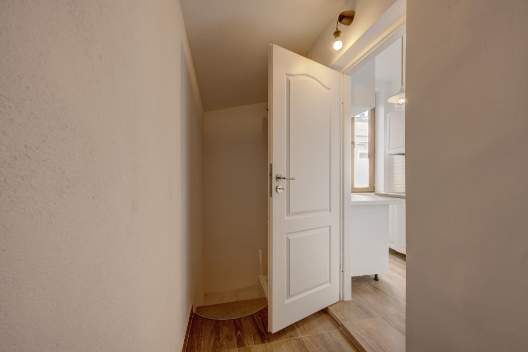In Cartierul Evreiesc, casa 3 camere pivnita si mansarda open space.