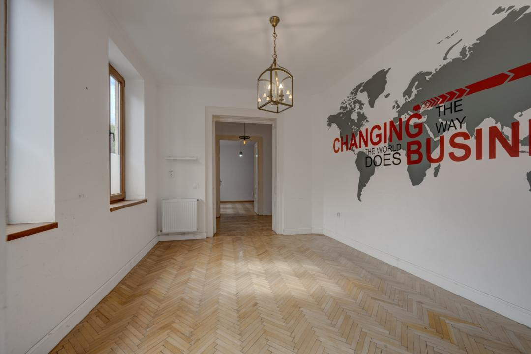 In Cartierul Evreiesc, casa 3 camere pivnita si mansarda open space.