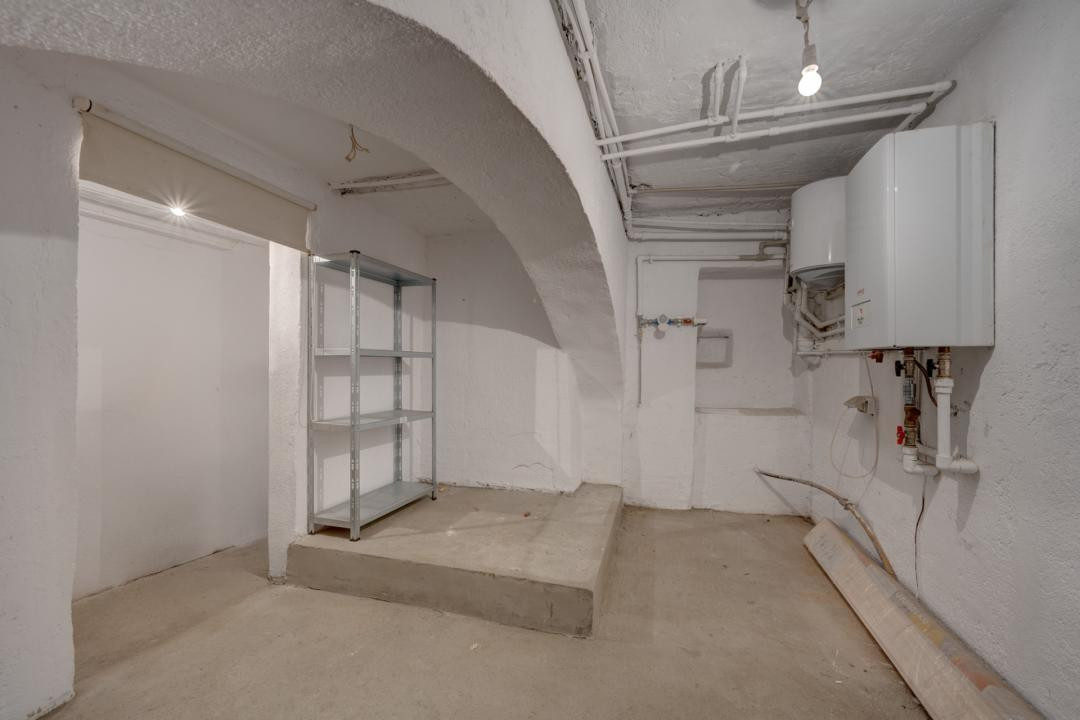 In Cartierul Evreiesc, casa 3 camere pivnita si mansarda open space.
