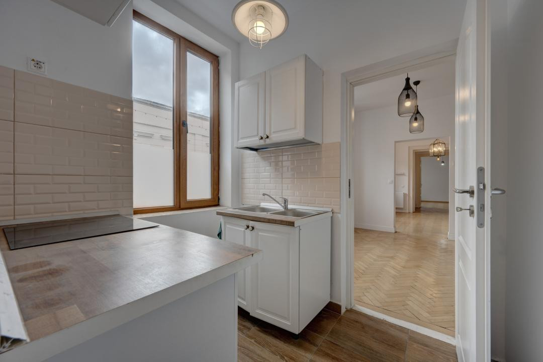 In Cartierul Evreiesc, casa 3 camere pivnita si mansarda open space.