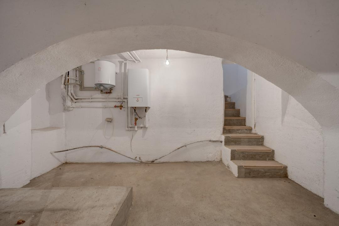 In Cartierul Evreiesc, casa 3 camere pivnita si mansarda open space.