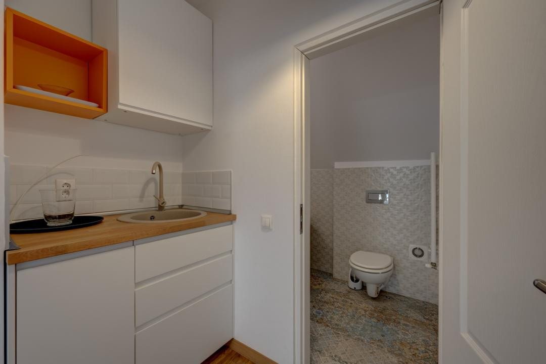 In Cartierul Evreiesc, casa 3 camere pivnita si mansarda open space.