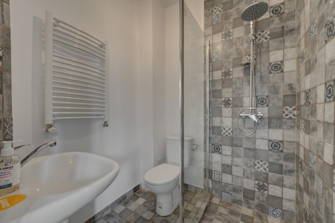 In Cartierul Evreiesc, casa 3 camere pivnita si mansarda open space.