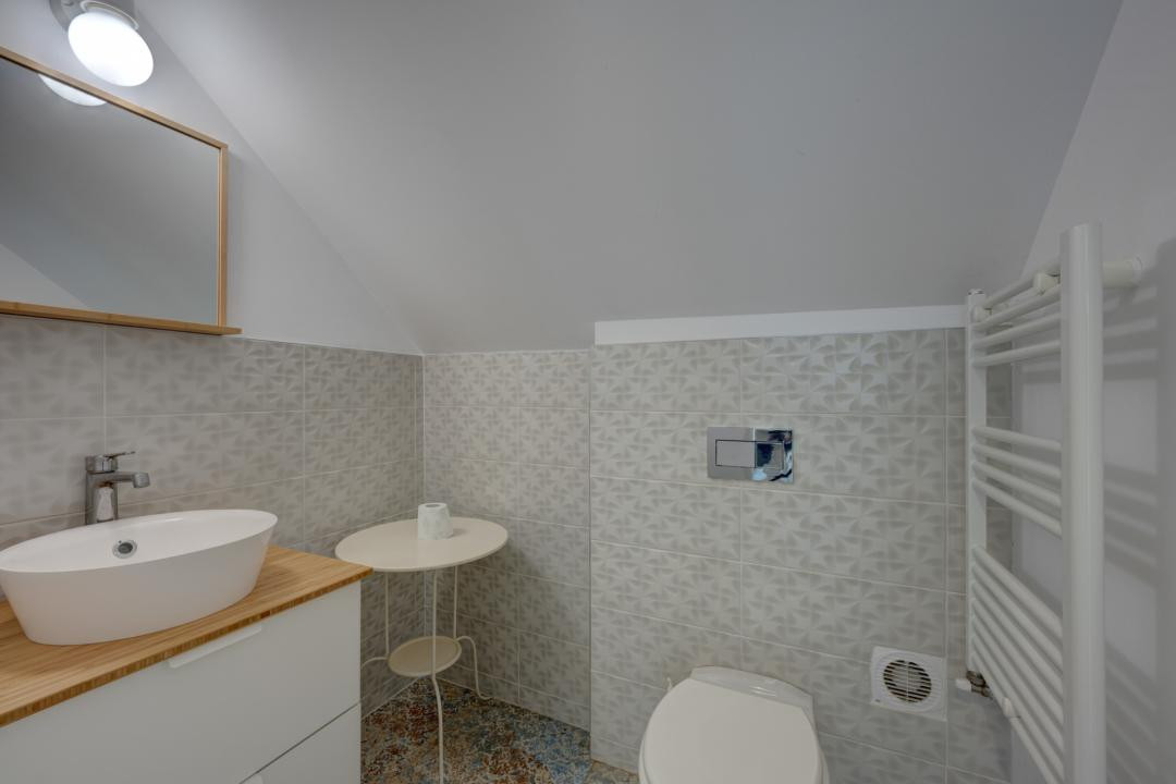 In Cartierul Evreiesc, casa 3 camere pivnita si mansarda open space.