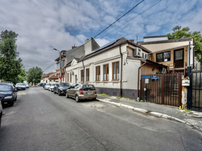 In Cartierul Evreiesc, casa 3 camere pivnita si mansarda open space.